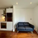 Studio Apartment W Balcony In Canary Wharf