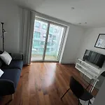 Studio Apartment W Balcony In Canary Wharf