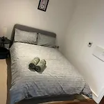 Studio Apartment W Balcony In Canary Wharf