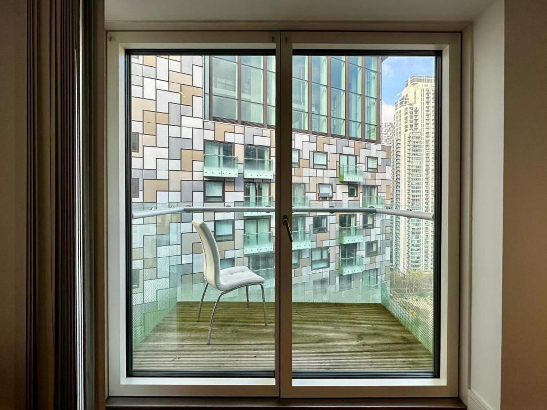 W Balcony In Canary Wharf Apartment London